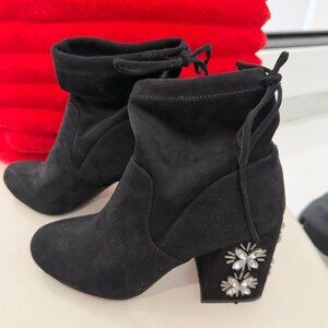 Adorable bootie with deco heel